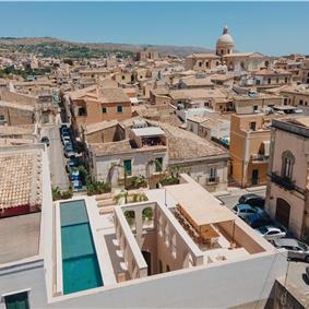 3 bedroom villa with heated pool in Noto, sleeps 6